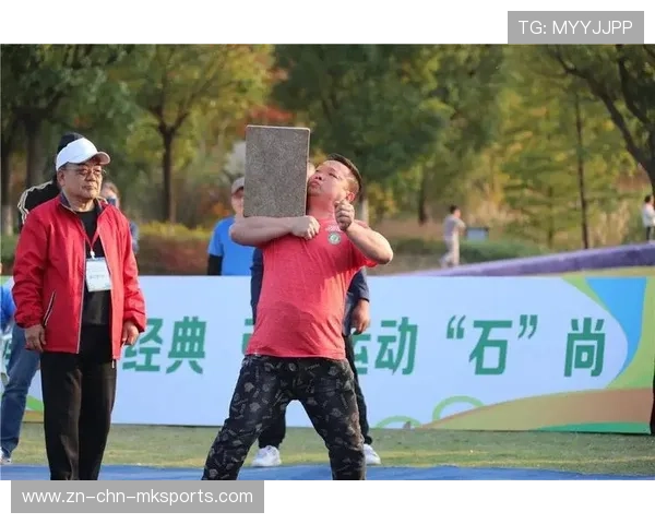 大力士比赛举石项目展示惊人力量 大力士比赛举石项目展示惊人力量